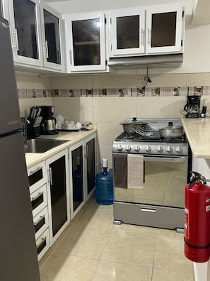 Een koelkast, een microgolfoven, een oven, een vaatwasser