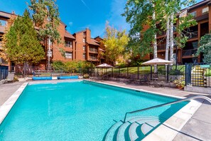 A heated pool - Fully renovated condo just south of Steamboat Ski Resort with pool & hot tub (Steamboat Springs)