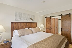 2 bedrooms, iron/ironing board, Internet, bed sheets - Fully renovated condo just south of Steamboat Ski Resort with pool & hot tub (Steamboat Springs)