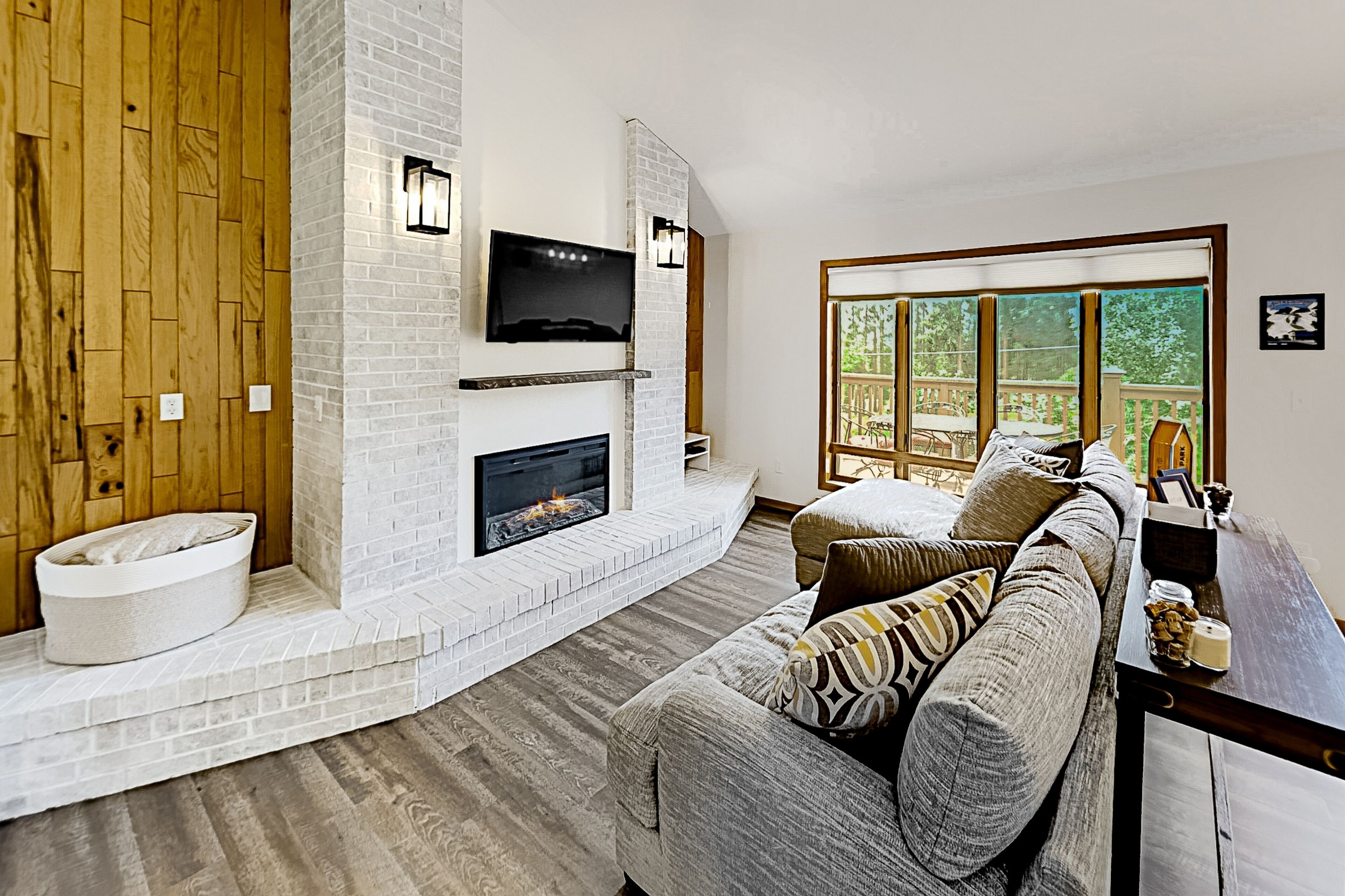 Open & Attractive Mountain Condo w/ Private Washer/Dryer, Shared Pool, Fireplace