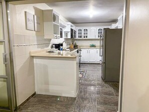 Kjøleskap, mikrobølgeovn, ovn og kokeplater