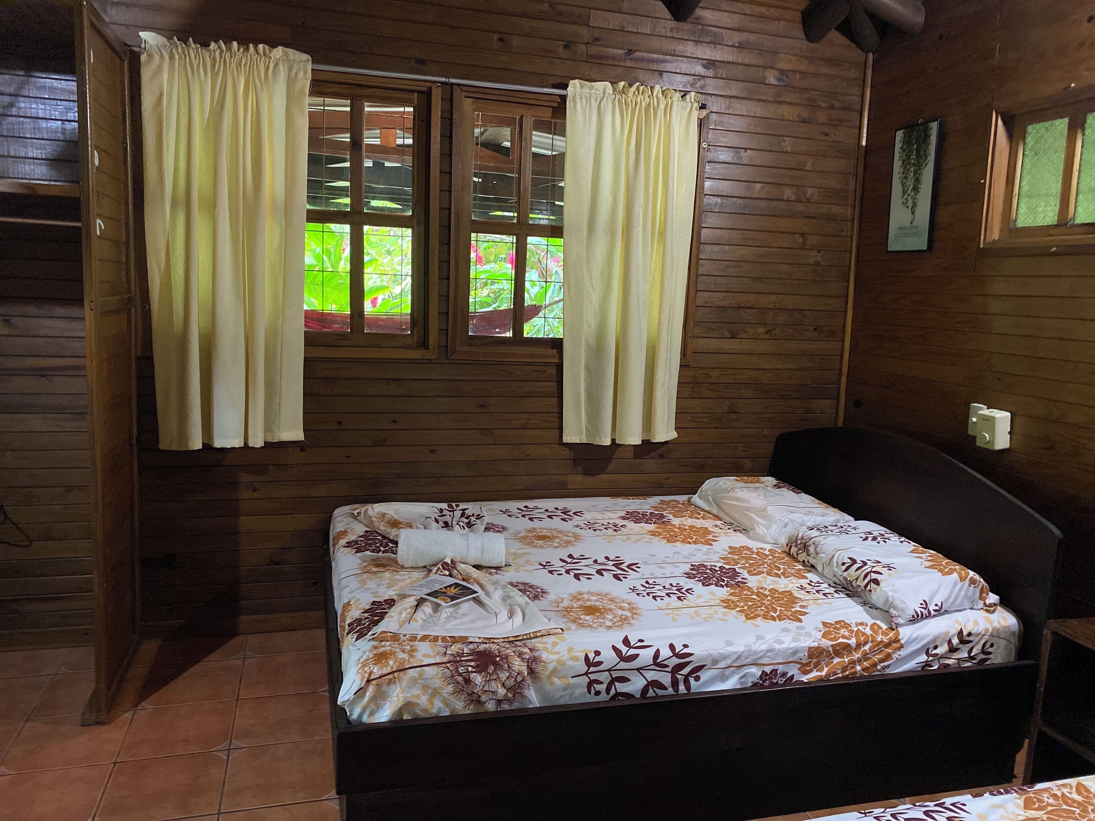1 dormitorio, escritorio, wifi gratis y ropa de cama
