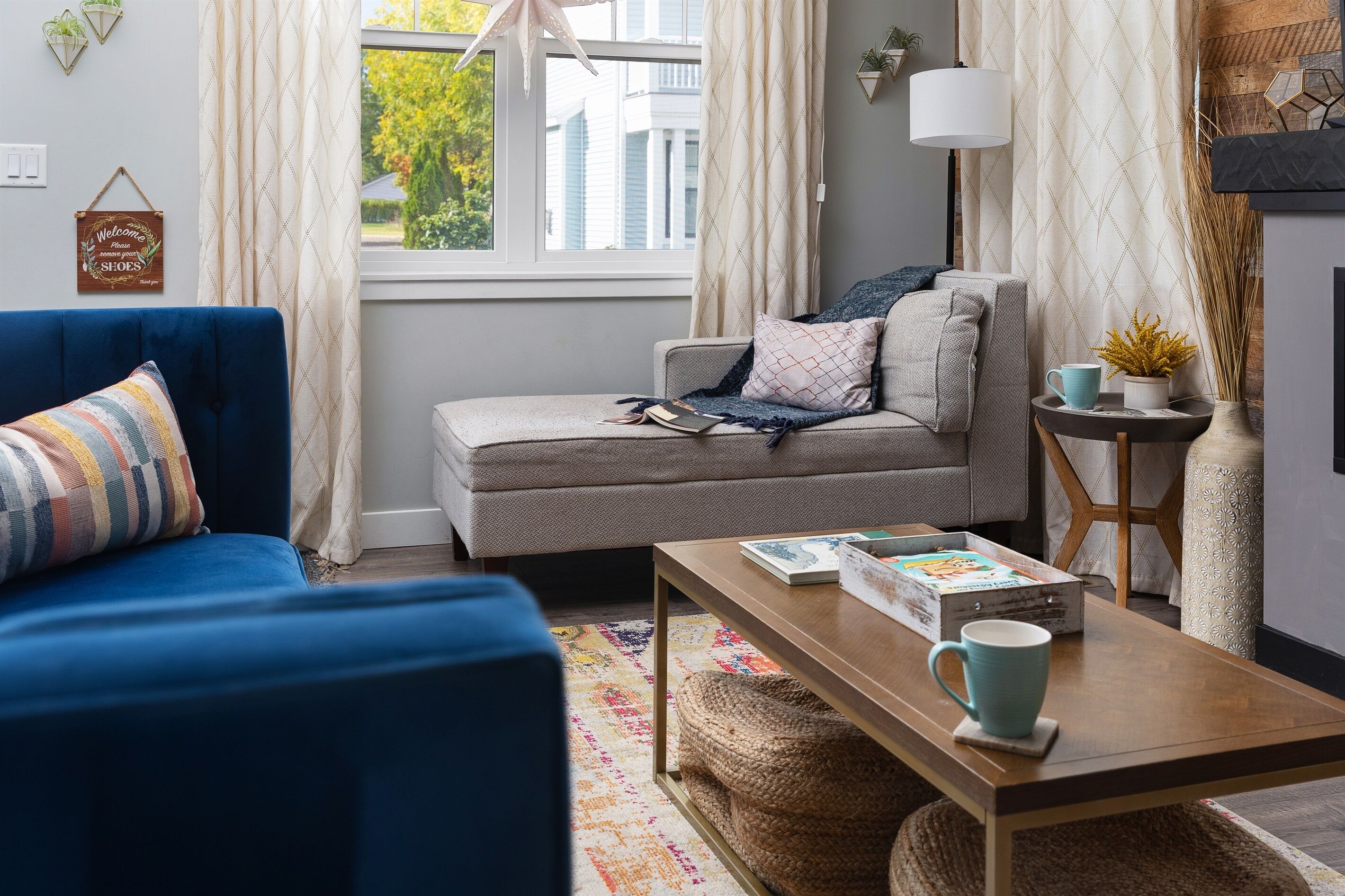 Smart-tv, een open haard, tafelvoetbal en boeken