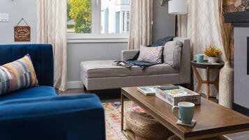 Smart-tv, een open haard, tafelvoetbal en boeken