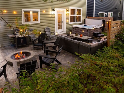 Winter specials! Bench bike-hot tub-3 blks beach-2 blks playground-firepit-games