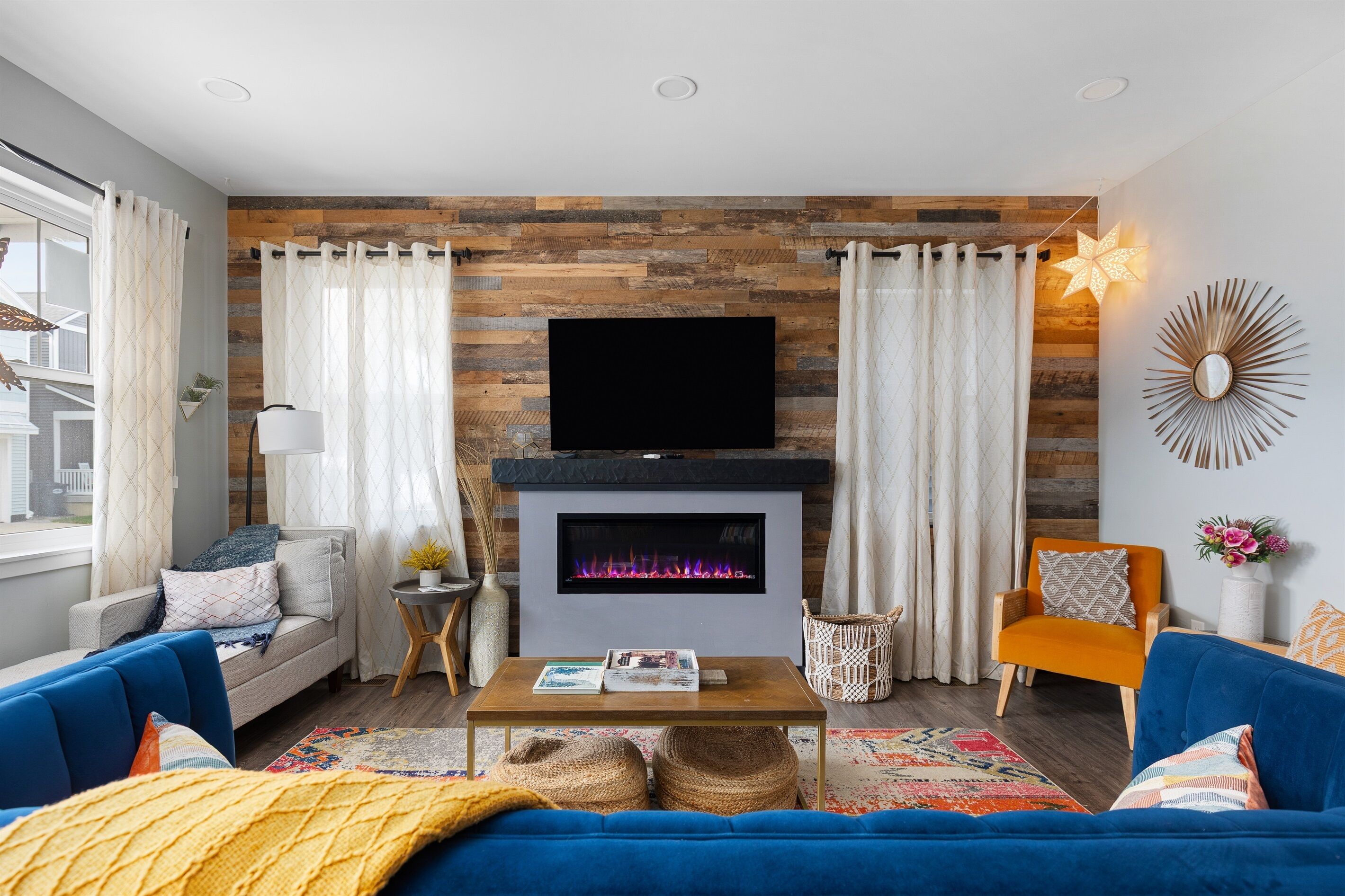 Smart-tv, eldstad, bordsfotboll och böcker