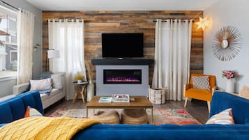 TV connectée, cheminée, baby-foot, livres