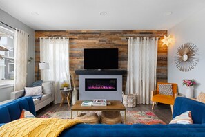 Smart TV, fireplace, table football, books - Winter specials! Bench bike-hot tub-3 blks beach-2 blks playground-firepit-games (South)