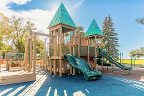 Children’s area - Winter specials! Bench bike-hot tub-3 blks beach-2 blks playground-firepit-games (South)