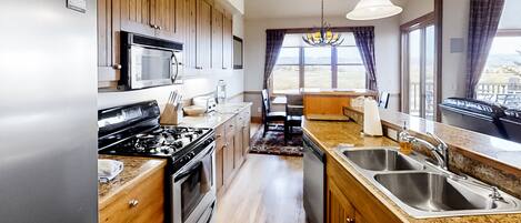 Frigorífico, microondas, horno y placa de cocina