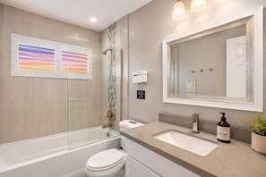 Ensemble douche/baignoire, articles de toilette écologiques