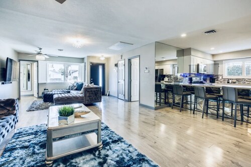 Upgraded King Beds Pool BBQ Near Strip