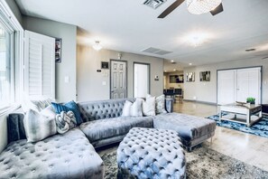 Smart TV, stereo - Upgraded King Beds Pool BBQ Near Strip (Las Vegas)