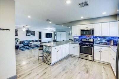 Upgraded King Beds Pool BBQ Near Strip