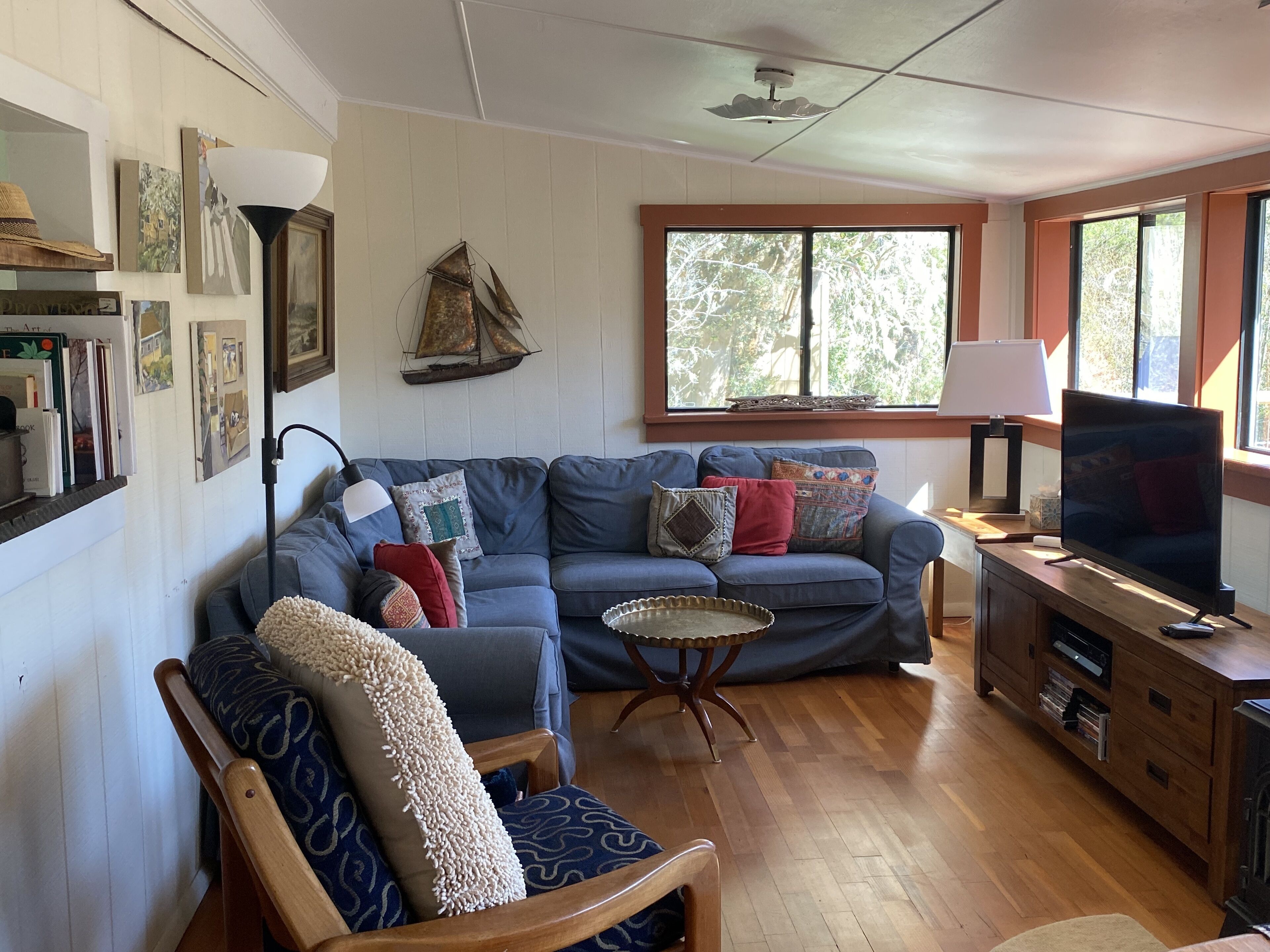 Smart-tv, een open haard en een dvd-speler