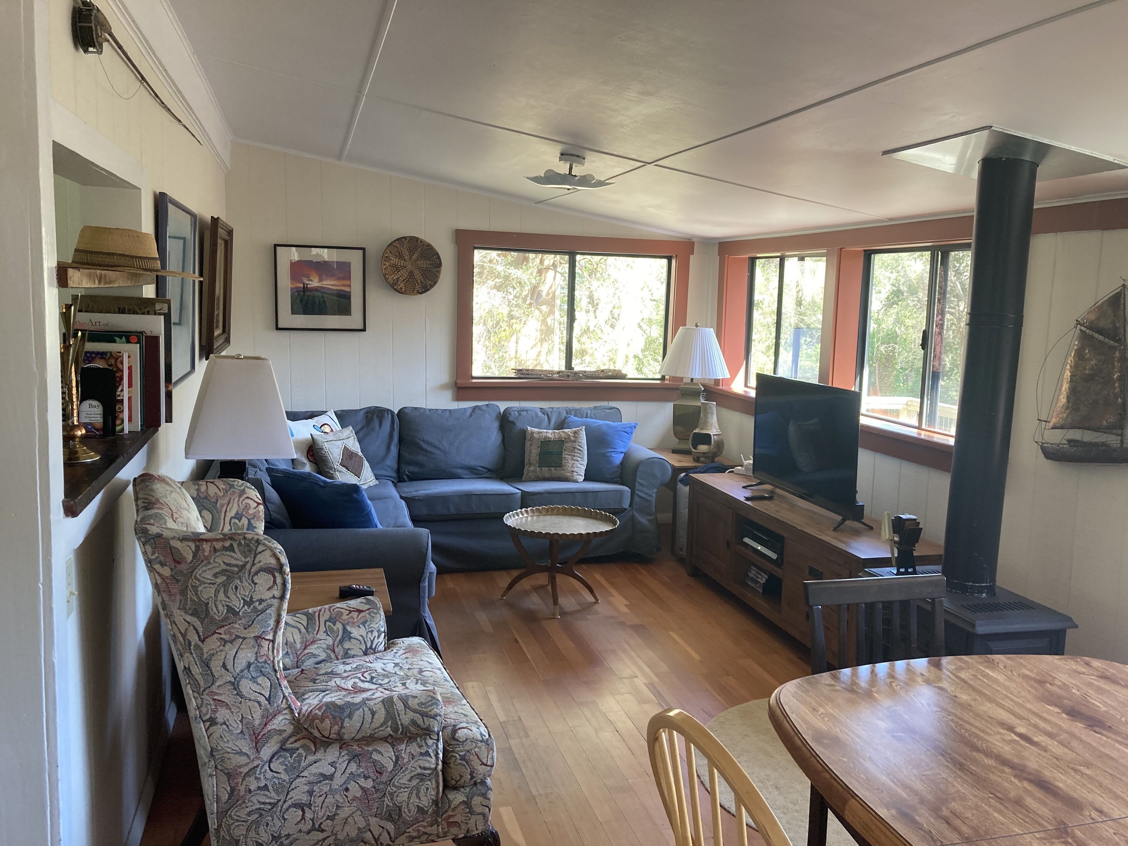 Smart TV, fireplace, DVD player