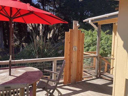 Relaxing Beekeeper's Cottage with hot tub 