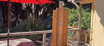 Relaxing Beekeeper's Cottage with hot tub 