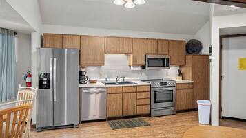 Full-size fridge, microwave, oven, stovetop