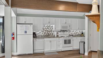 Full-size fridge, microwave, oven, stovetop