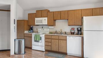 Full-size fridge, microwave, oven, stovetop