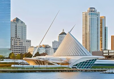 Milwaukee Bungalow - Old World Charm w/Modern Amenities! Hot Tub!