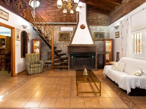 Televisie en een open haard