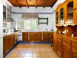 Een koelkast, een microgolfoven, een oven, kookgerei, borden en bestek