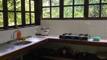 Réfrigérateur, micro-ondes, plaque de cuisson, cafetière/bouilloire