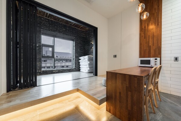 Traditional Double or Twin Room, 2 Bedrooms | Living area | 55-inch LED TV with digital channels, TV, pay movies - Hotel Haedeun (Sokcho)