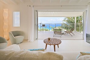 Fernseher, Bücher, Stereoanlage