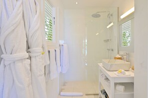 Douche, sèche-cheveux, serviettes fournies