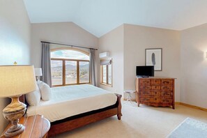 3 bedrooms, iron/ironing board, Internet, bed sheets - Spacious Home with A/C, Mountain Views, Fireplace & Garage - Near Lifts/Town (Steamboat Springs)