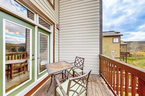 Outdoor dining - Spacious Home with A/C, Mountain Views, Fireplace & Garage - Near Lifts/Town (Steamboat Springs)