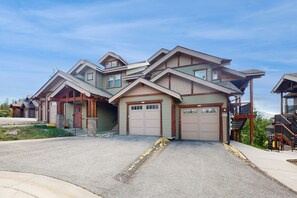 Exterior - Mountain-view condo on ski shuttle route with deck & fireplace (Fraser)