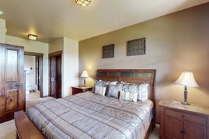2 bedrooms, internet, bed sheets - Mountain-view condo on ski shuttle route with deck & fireplace (Fraser)