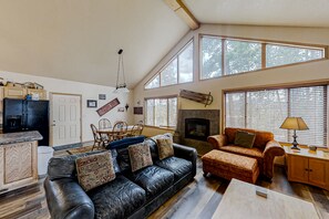 TV, fireplace, DVD player - Log Home with Mountain Views, Firepit & Gas Fireplace - Quick Drive to Skiing (Tabernash)