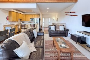 Televisión, reproductor de DVD, libros y estéreo 