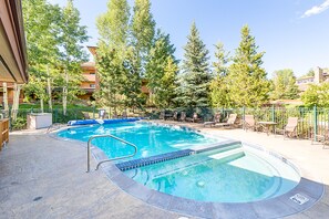 A heated pool - 500 yards to the gondola with shuttle access, on-site pool, hot tub & gym (Steamboat Springs)