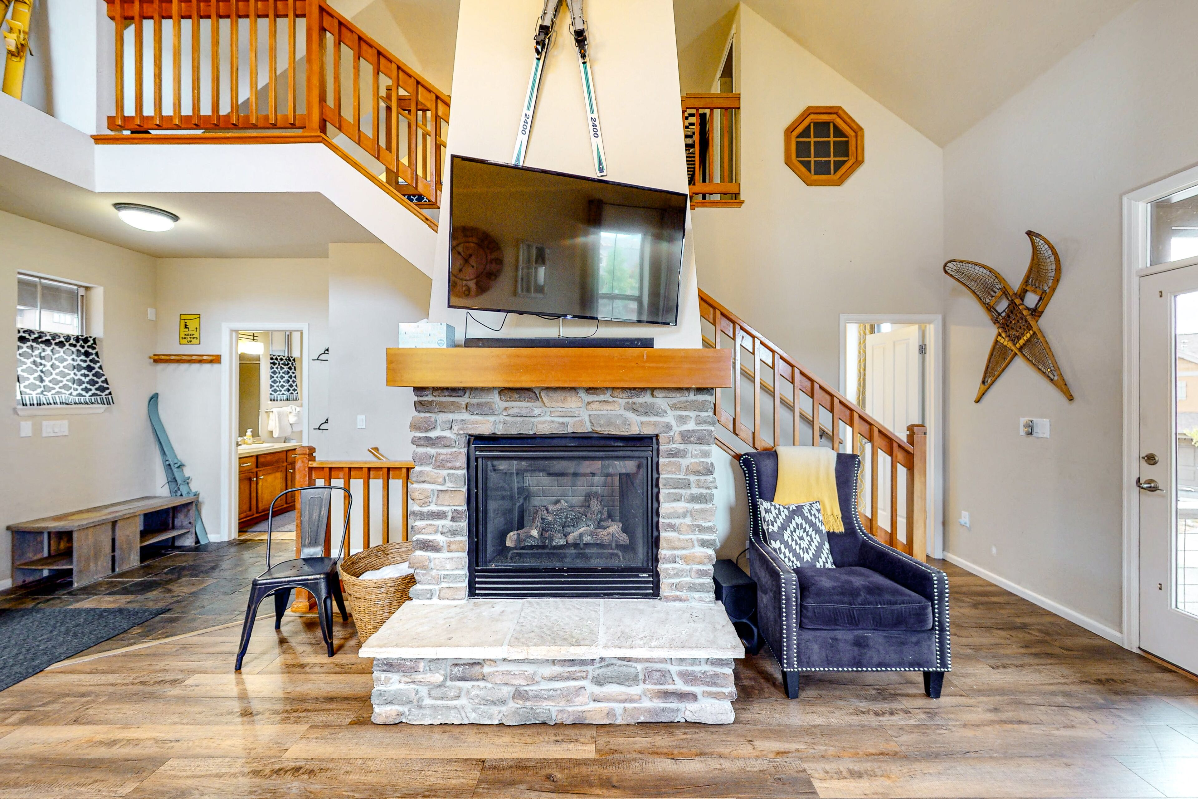 TV, DVD player, books, stereo