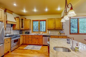 Kjøleskap, mikrobølgeovn, ovn og oppvaskmaskin