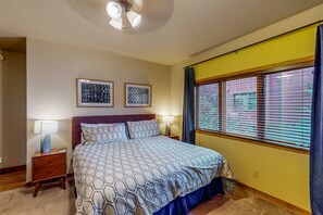 4 bedrooms, desk, iron/ironing board, Internet