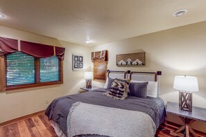 4 bedrooms, desk, iron/ironing board, internet