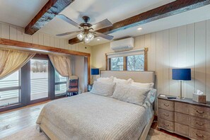 5 bedrooms, internet, bed sheets