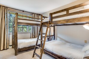 4 bedrooms, iron/ironing board, Internet, bed sheets