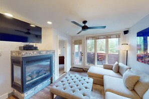 Fernseher, Kamin, DVD-Player