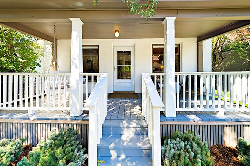 Dog-friendly remodeled home with 2 living rooms & fireplace - 4 blocks to town