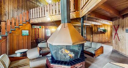 Inviting mountain-view condo with WiFi in great location near the slopes