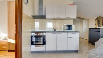 Kühlschrank, Mikrowelle, Ofen, Geschirrspüler