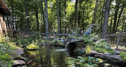 Peaceful & Serene 🦌 Cozy Hillside Cabin ☀️ Koi Pond 🐸 Pet Friendly 🐕